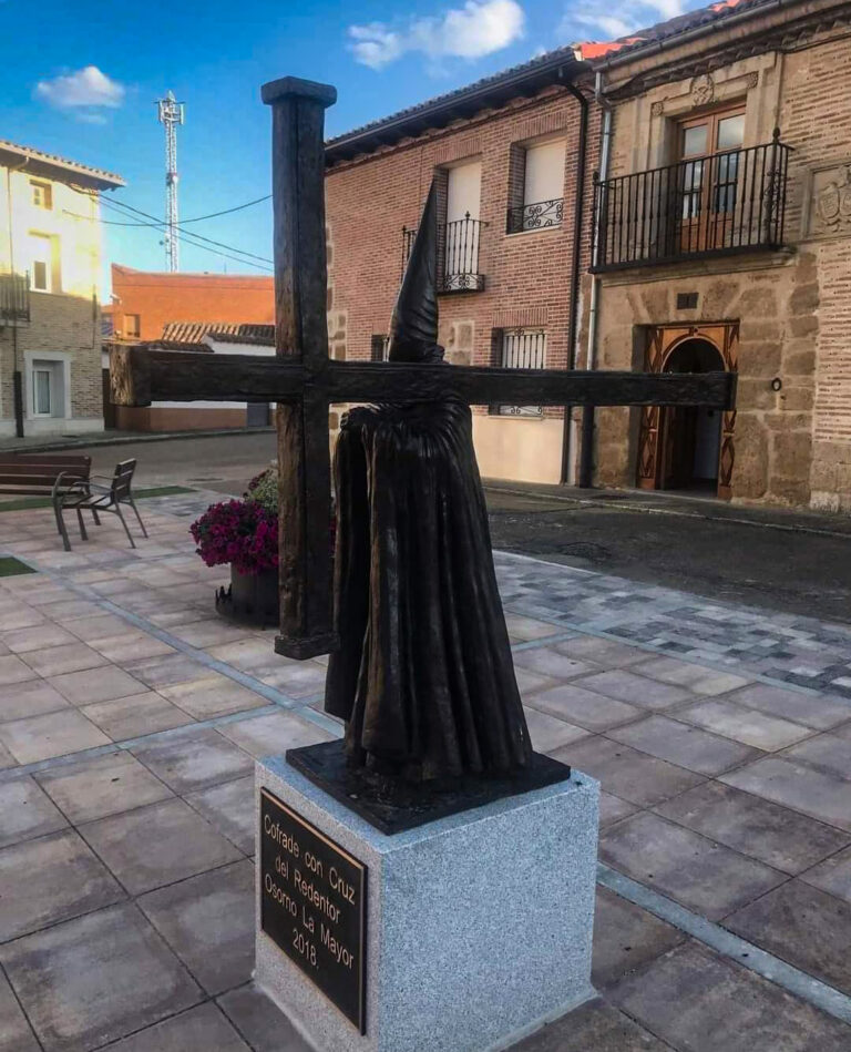 Monumento al Cofrade en Osorno La Mayor